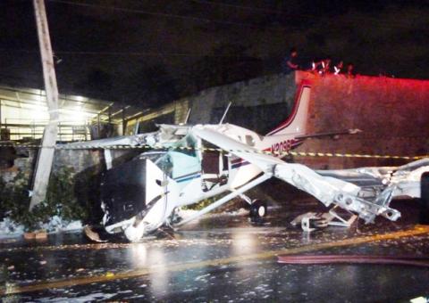 Avião perde altitude, bate em poste e cai em Manaus