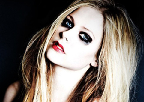Avril Lavigne anuncia estar doente e pede que fãs orem por ela 