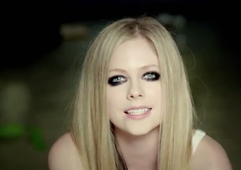 Veja o clipe de "Here’s To Never Growing Up", de Avril Lavigne