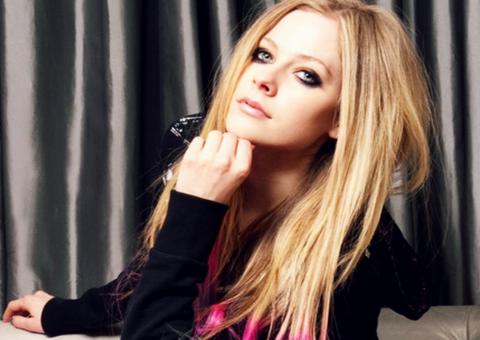 Avril Lavigne canta a inédita "17" durante show, confira
