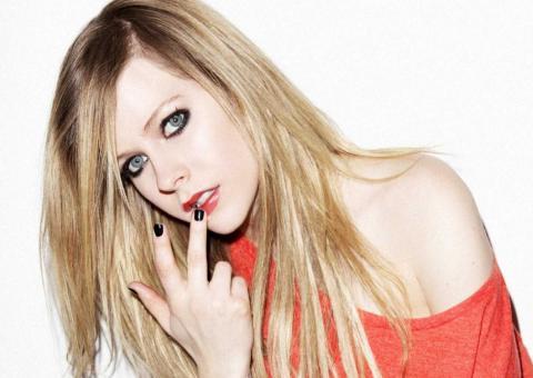 Avril Lavigne lança "Let Me Go" em parceria com o marido