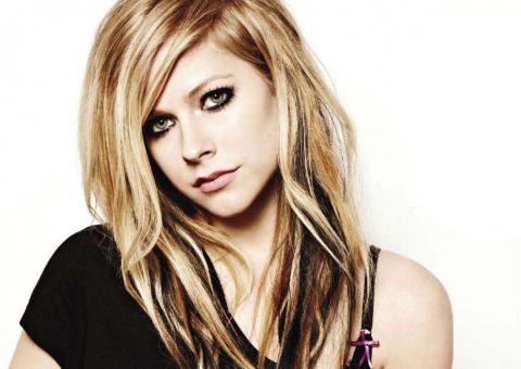 Ouça a inédita "Here's To Never Growing Up" de Avril Lavigne