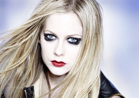 Avril Lavigne exige água extraída de cratera vulcânica para fazer show no Brasil