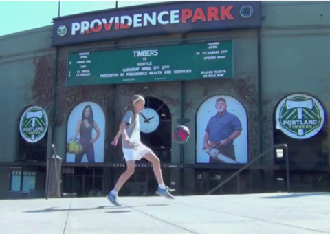 Menina faz 5 mil embaxadinhas sem deixar a bola cair