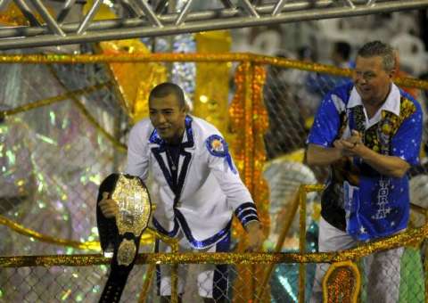 José Aldo prova que tem samba no pé no desfile da Unidos do Alvorada