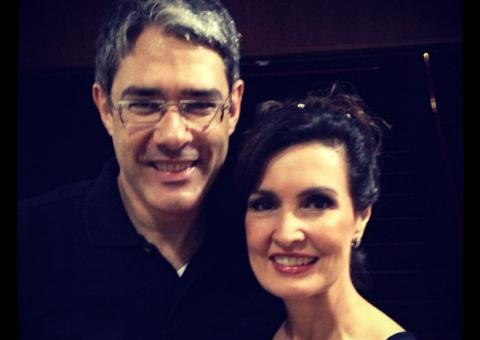  Com roupa de bailarina, Fátima Bernardes posa sorridente ao lado de William Bonner