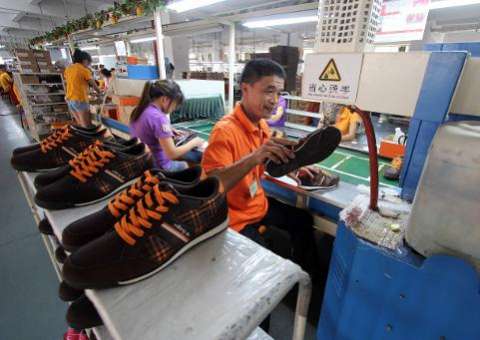 Milhares de trabalhadores em greve em fábrica da China que trabalha para Nike e Adidas