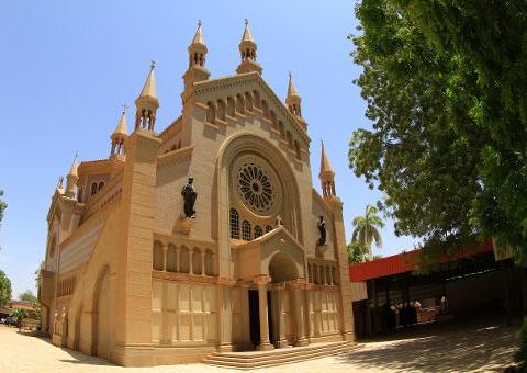 Mulher condenada à morte por apostasia dá à luz na prisão