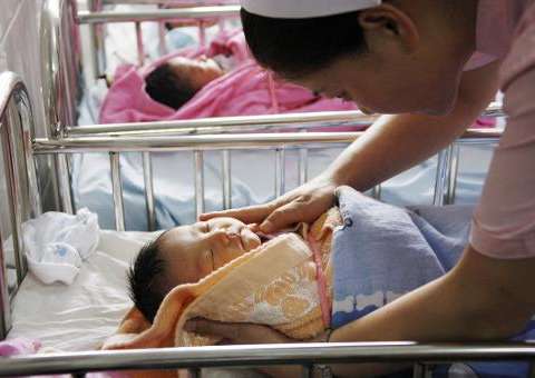  Mulher de 60 anos dá à luz filhas gêmeas na China