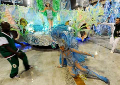 Os maiores tombos dos famosos e anônimos no carnaval