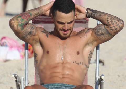  Depois de 'Amor à  Vida', Felipe Tito relaxa na Praia