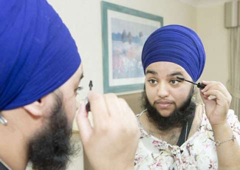 Mulher com barba diz se sentir mais feminina com excesso de pêlos