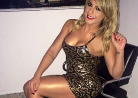  Turbinada, Babi Rossi abusa do decote em boate