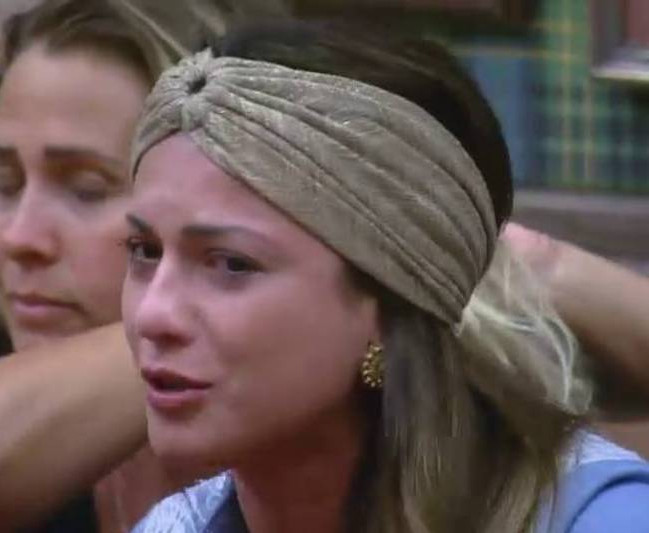 "A Fazenda 7": Babi Rossi cai no choro e nega ser garota de programa