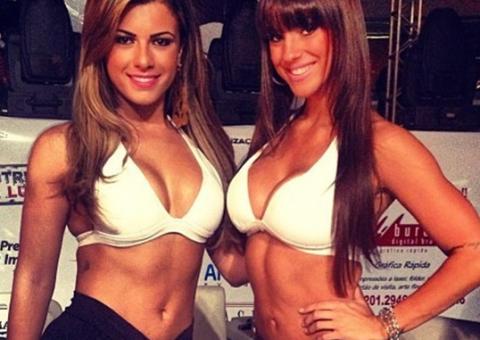 Babi Rossi e Carol Dias posam juntinhas como ring girls