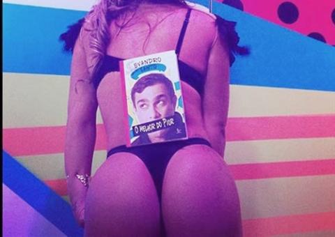 Babi Rossi divulga livro de Christian Pior com a bunda