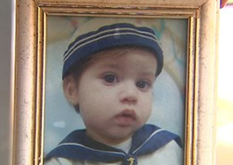 Criança espancada pela mãe por fazer cocô não resistiu e morreu