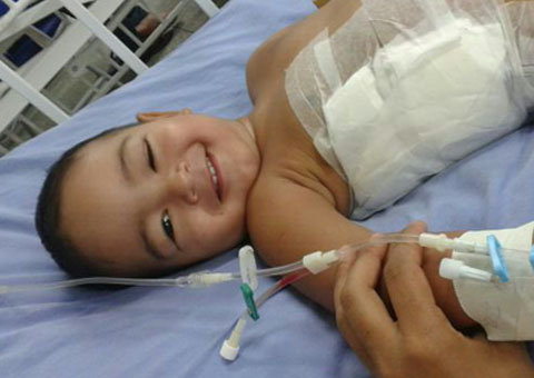 Policiais salvam criança da morte em Manaus