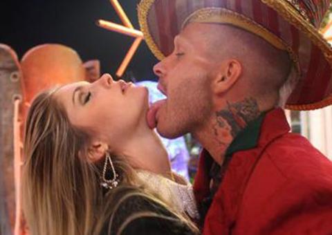 Bárbara Evans é examinada por ginecologista em A Fazenda