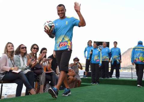 Voluntários da Copa 2014 desfilam uniformes oficiais no Fashion Rio