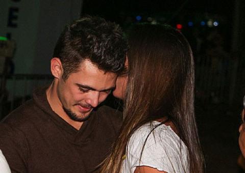 Em festa, Nicole Bahls 'xaveca' cantor filho de governador 