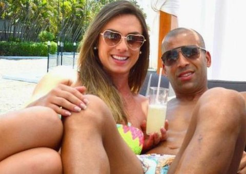 Nicole Bahls e Emerson Sheik são flagrados no maior amasso em hotel