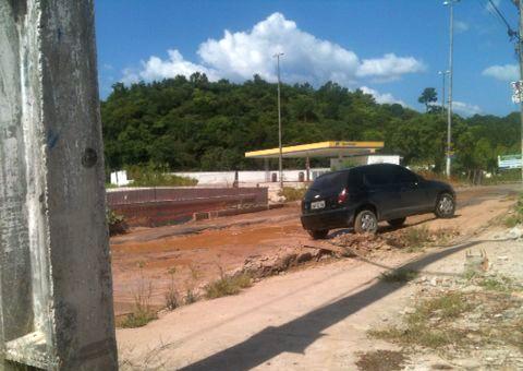 Estado precário na avenida marginal do igarapé do Passarinho