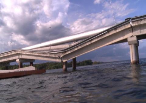 Balsa colide com plataforma do Proama e interrompe abastecimento dágua