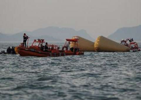 Mergulhador morre em operação em balsa que naufragou na Coreia
