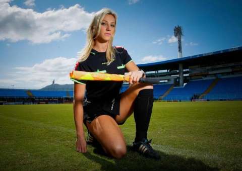 Bandeirinha é clicada em pose indiscreta, veja