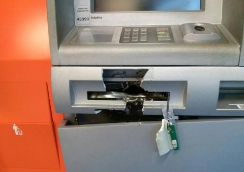 Bandidos explodem caixa eletrônico do Itaú em Manaus