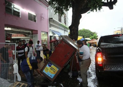 Prefeitura retira bancas do centro de Manaus