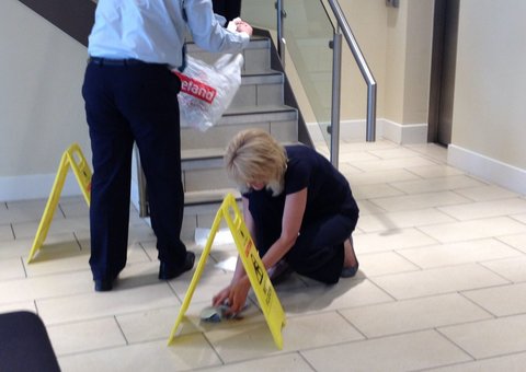 Homem se revolta com demora e defeca dentro de banco