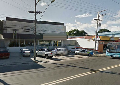 Três caixas eletrônicos são arrombados de agência bancária