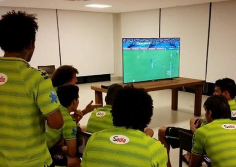 Seleção Brasileira assiste jogos na Band e deixa Globo irritada