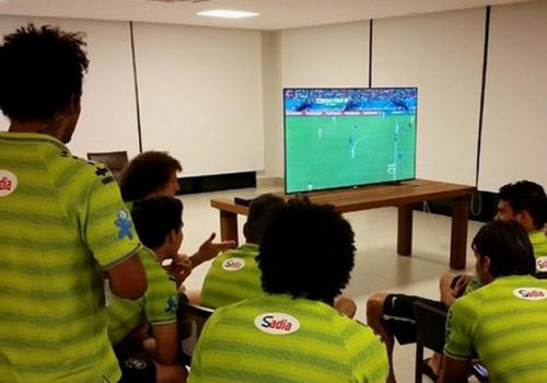 Seleção Brasileira assiste jogos na Band e deixa Globo irritada
