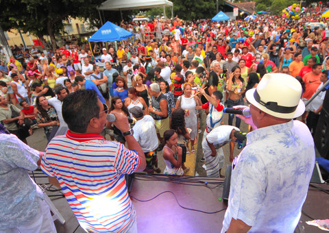 Bandas de Carnaval alteram trânsito na área do Centro neste sábado