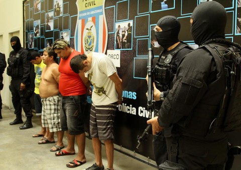 Quadrilha  flagrada com drogas, documentos em branco e carimbos com nome do diretor do Detran