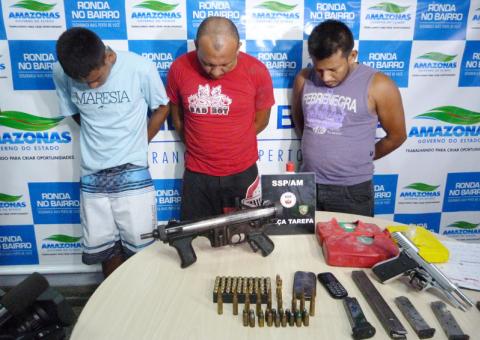Traficantes presos portando fuzil e submetralhadora