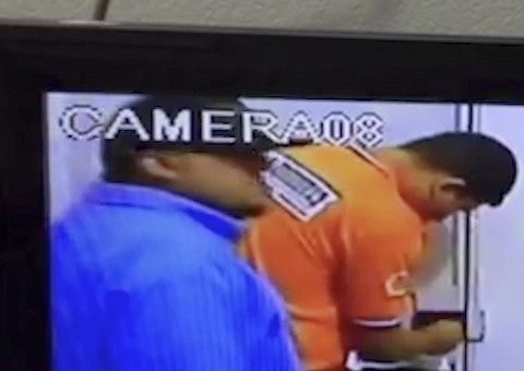 Bandidos sequer escondem a cara em assaltar R$ 50 mil de loteria em Manaus; veja vídeo