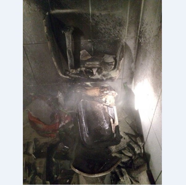 Mulher explode banheiro ao tentar matar barata