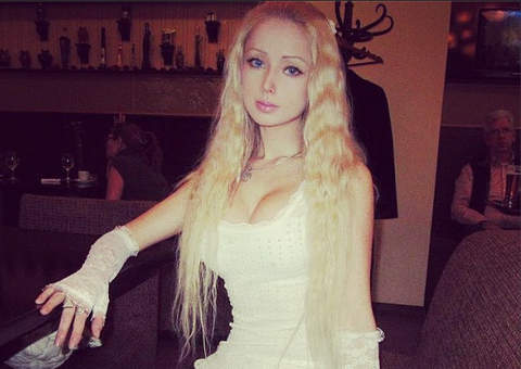 Barbie humana é agredida por valentões e vai parar em hospital