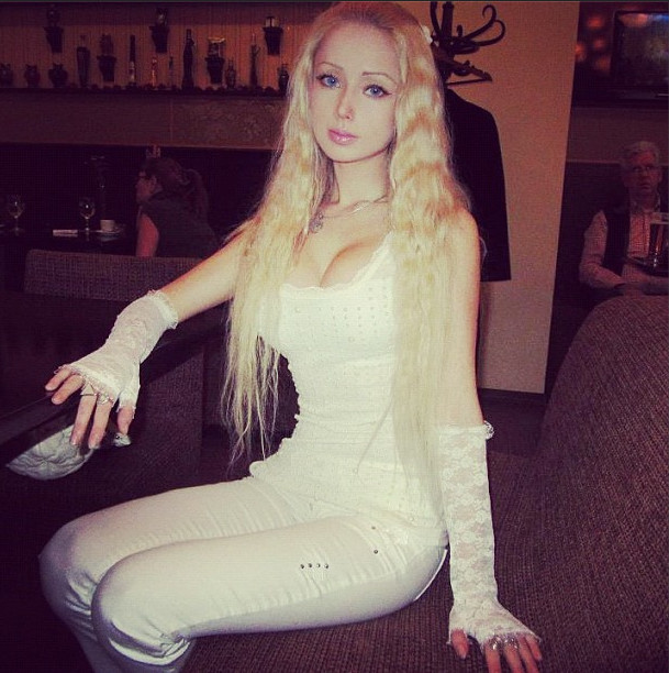 Barbie humana é agredida por valentões e vai parar em hospital