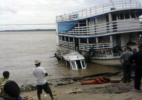 Embarcação incendeia no mercado de Parintins