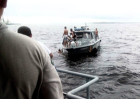 Oito homens são resgatados do Rio Negro pela Marinha 
