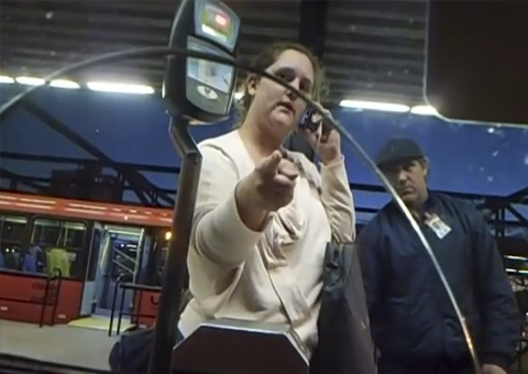 Mulher tenta se passar por deficiente para não pagar ônibus e causa confusão em Curitiba