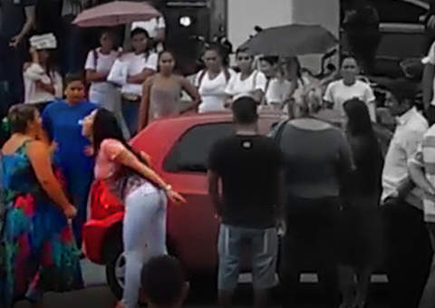 Madame morena faz maior barraco após bater carro de loira no Vieiralves; assista