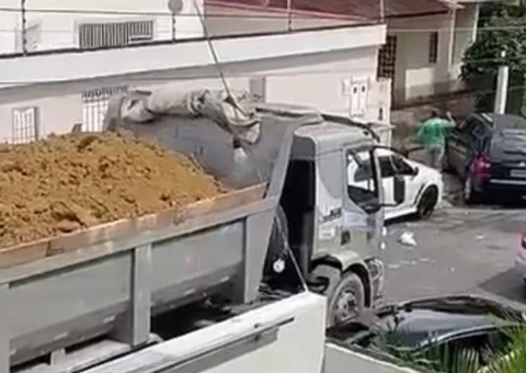 Caminhão da prefeitura entrega carga de barro em condomínio na Ponta Negra