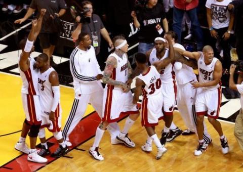 Cesta de LeBron James no último segundo dá vitória ao Heat sobre Pacers