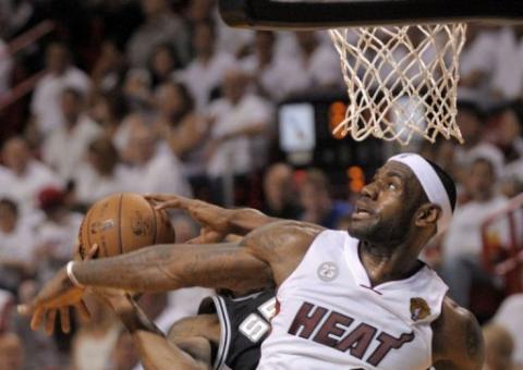 Heat atropela Spurs e empata a final da NBA